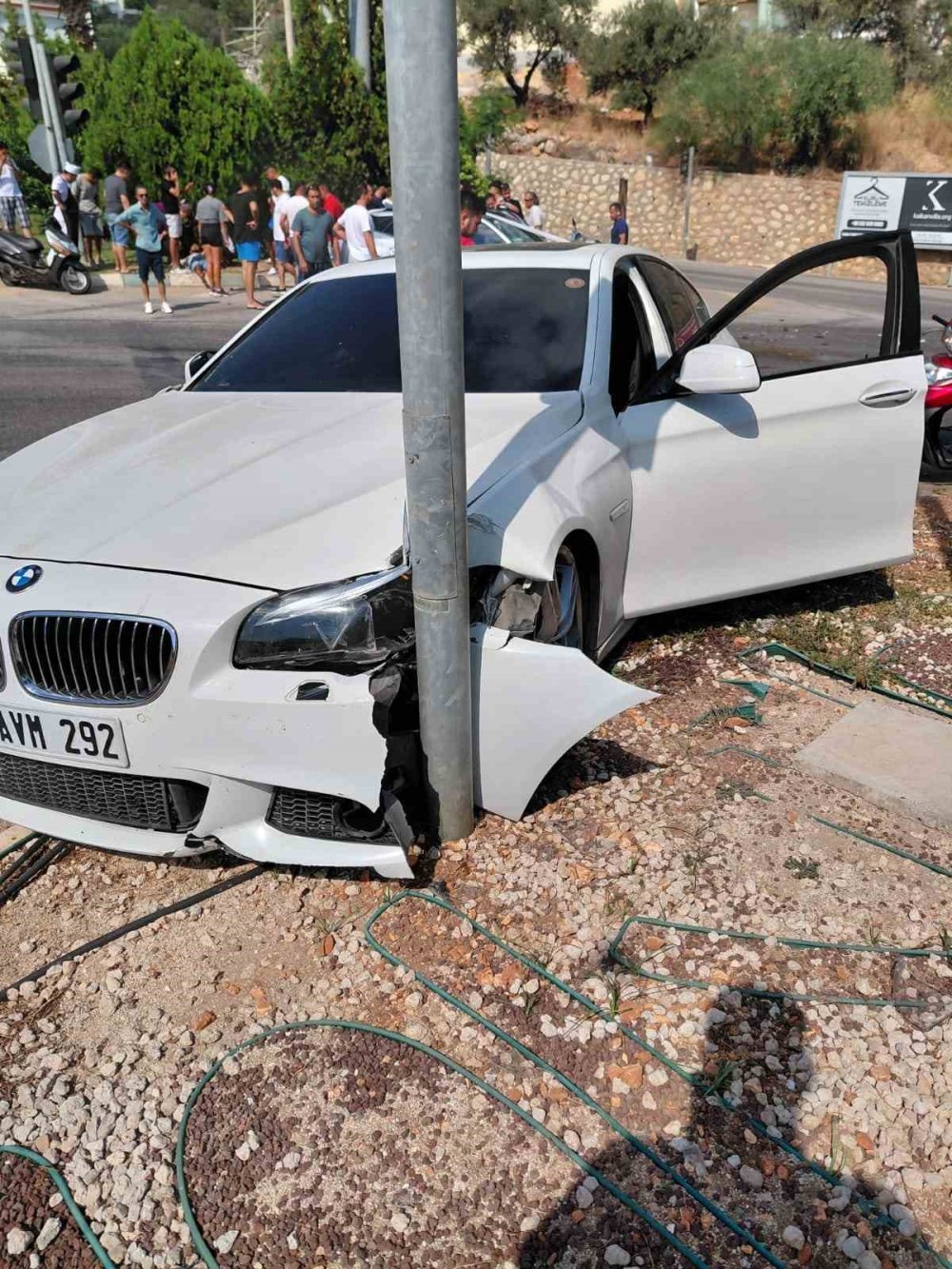 Kırmızı ışık ihlali yapan araç, gelin arabasıyla çarpıştı