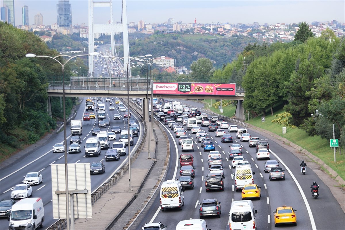 istanbulda-yeni-egitim-ogretim-yilinin-ilk-gununde-trafik-yogunlugu-yasaniyor.jpg