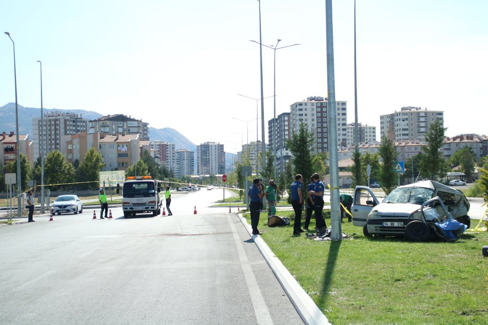 İki otomobil çarpıştı: 2 ölü, 3 yaralı