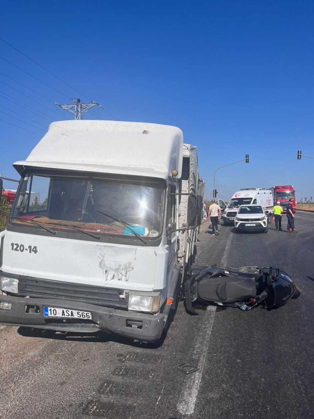 Kırmızı ışıkta bekleyen motosiklete kamyon çarptı: Baba öldü, oğlu  yaralı