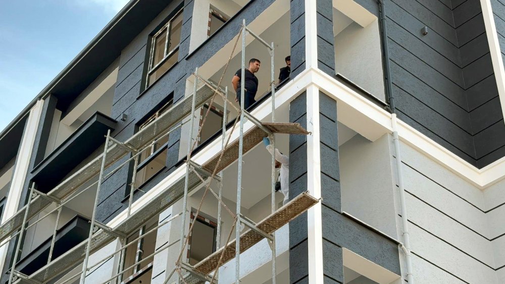 Boya yapanken 4'üncü kattan toprak zemine düştü, hayatını kaybetti