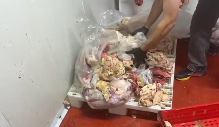 İnsan sağlığını tehlikeye sokacak 11 bin 250 kilo kaçak et ve tavuk ürünü ele geçirildi