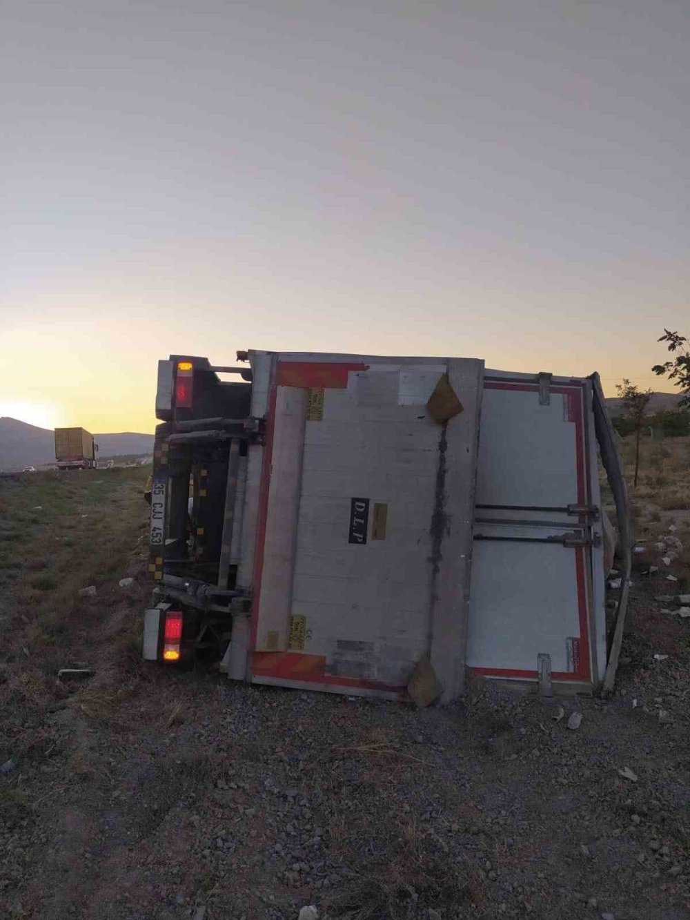 Konya'da kamyon devrildi: 2 yaralı
