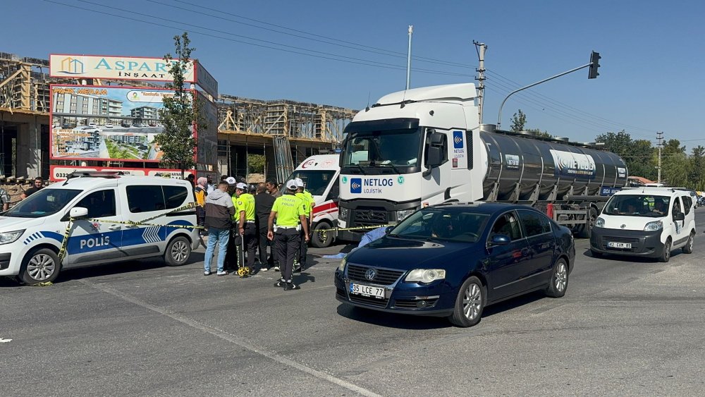 Konya'da kızını yolun karşısına geçirmek isteyen anne canından oldu! Geriye bu acı kare kaldı