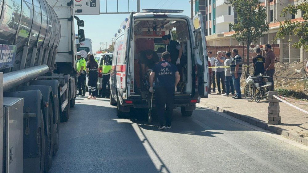 Konya'da kızını yolun karşısına geçirmek isteyen anne canından oldu! Geriye bu acı kare kaldı