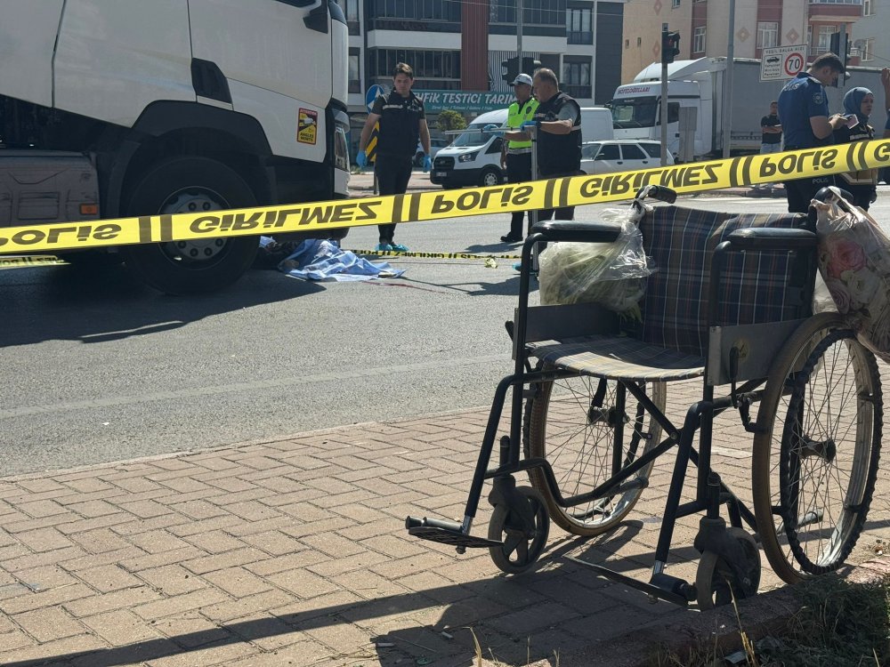 Konya'da kızını yolun karşısına geçirmek isteyen anne canından oldu! Geriye bu acı kare kaldı