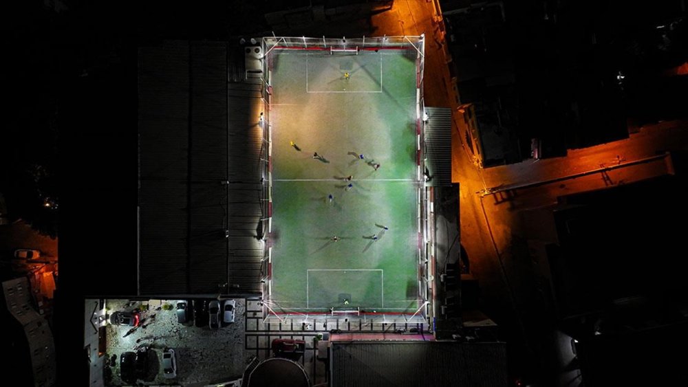 5 katlı binanın çatısında halı saha keyfi