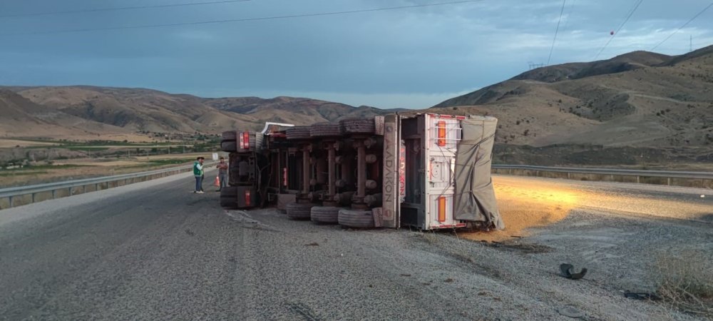 Karşı yola geçen tır, başka bir tıra çarptı: 2 yaralı