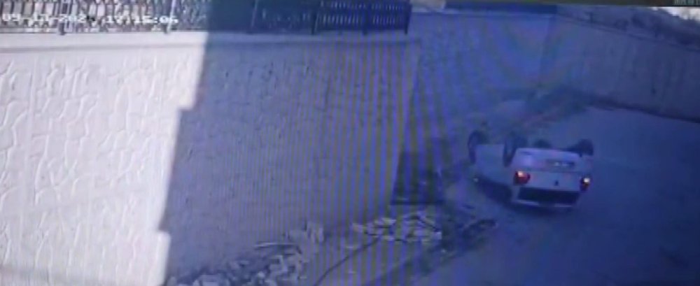 Otomobil, metrelerce yükseklikten yere çakıldı