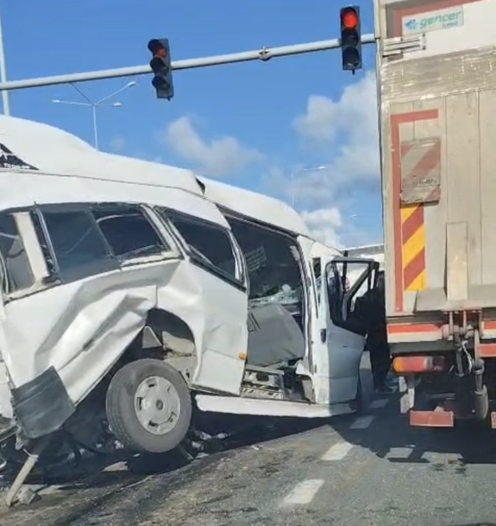 TIR, trafik ışıklarında bekleyen minibüse çarptı: 15 yaralı