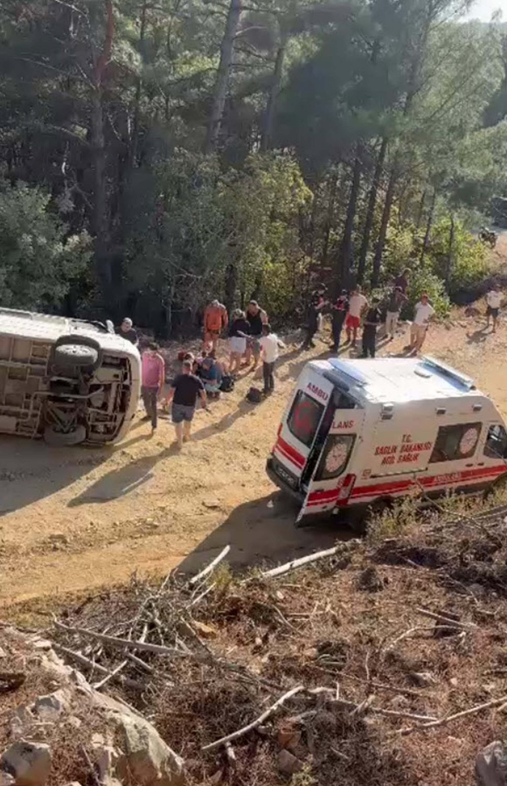 Balıkesir'de tur minibüsü şarampole devrildi: 13 yaralı