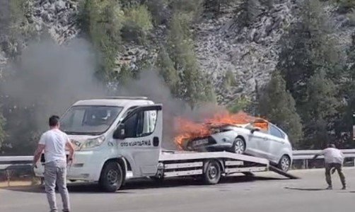 Çekici üzerindeki otomobil alev alev yandı