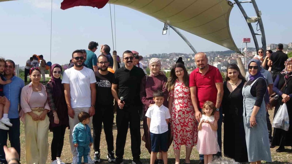 Gökyüzüne yüzlerce balonu onun için bıraktılar