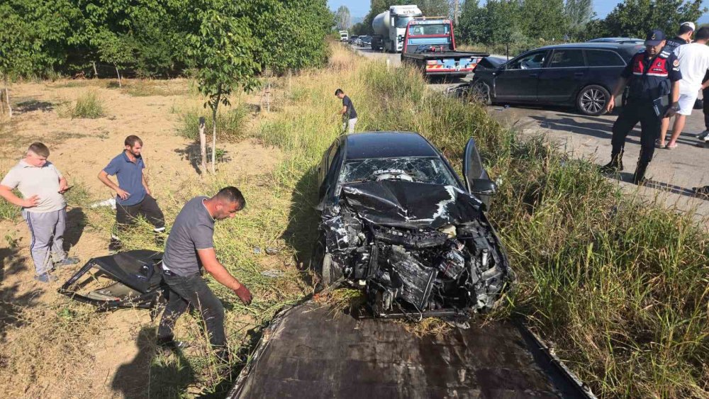 Otomobiller kafa kafaya çarpıştı: 4 yaralı