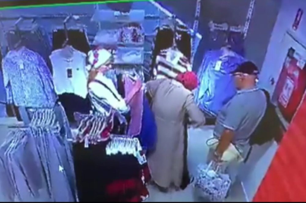 Turistin çantasındaki paraları böyle çaldı