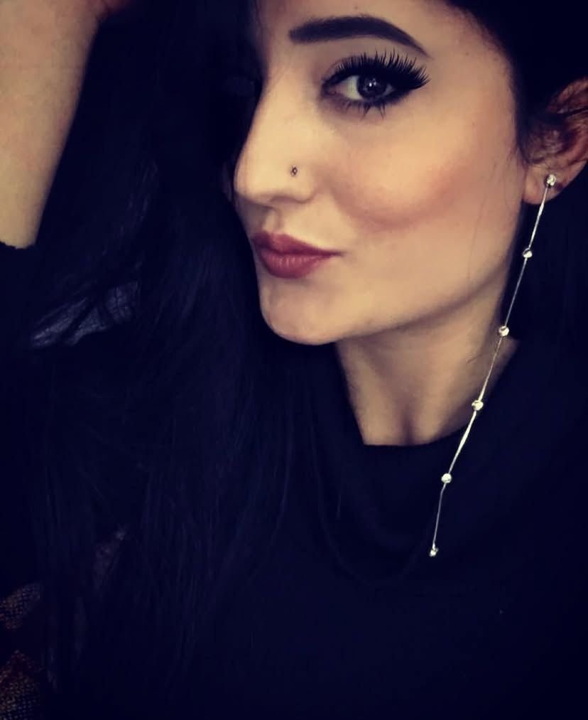 Takı dükkanının kadın sahibi ve 1 kişi iş yerinde ölü bulundu