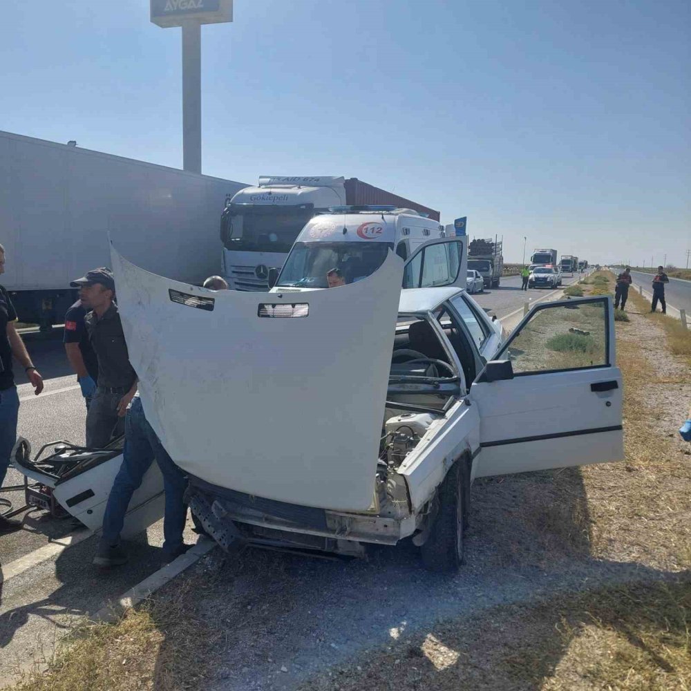 Konya'da otomobil tıra çarptı: Yaralılar var