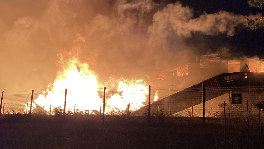 Sanayi sitesinde büyük yangın! Alevler geceyi aydınlattı