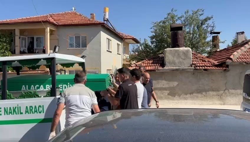 Evinin balkonundan düştü, hayatını kaybetti