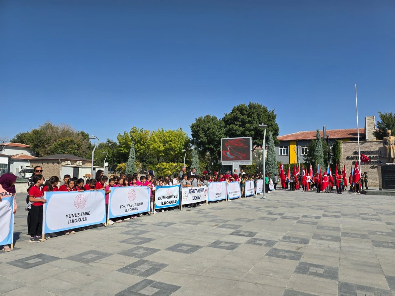 karapinarda-ilkogretim-haftasi-kutlandi.jpg