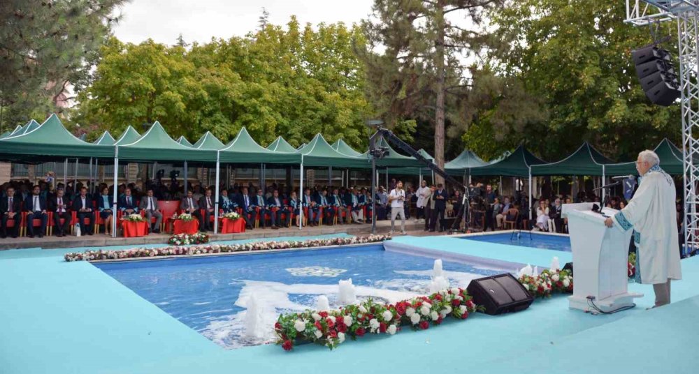 NEÜ'de "Bölüm birincileri mezuniyet ve geleceğe mesaj töreni" coşkusu