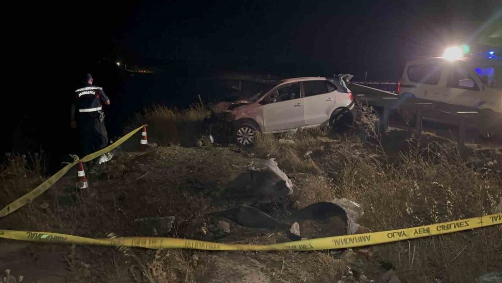 Ters şeride giren otomobil tankerle çarpışıp şarampole yuvarlandı: 1 ölü, 1’i ağır 2 yaralı