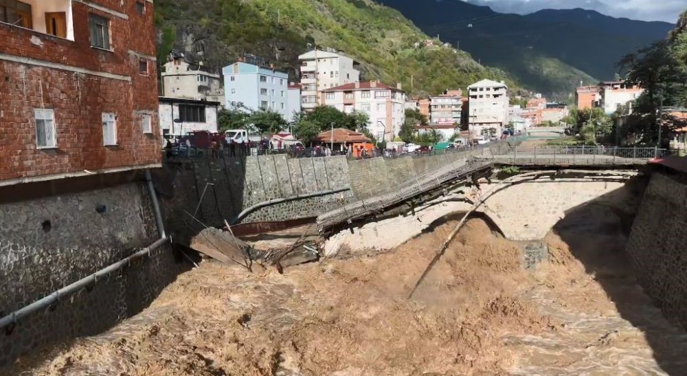 Asırlık tarihi köprü sel sularına dayanamayarak yıkıldı