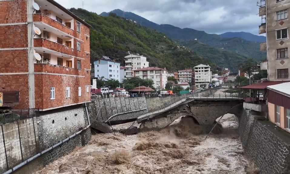 Asırlık tarihi köprü sel sularına dayanamayarak yıkıldı