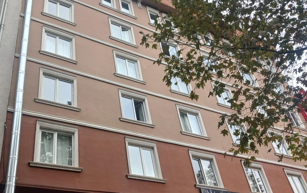 Otelin 5'inci katından düşüp ölen genç, toprağa verildi