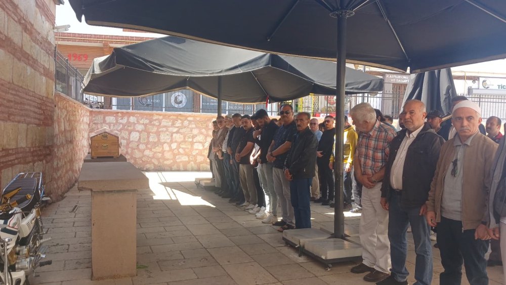 Otelin 5'inci katından düşüp ölen genç, toprağa verildi