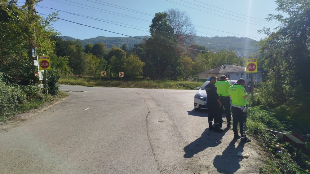 Otomobil şarampole devrildi: Aynı aileden 3'ü çocuk 5 kişi yaralandı