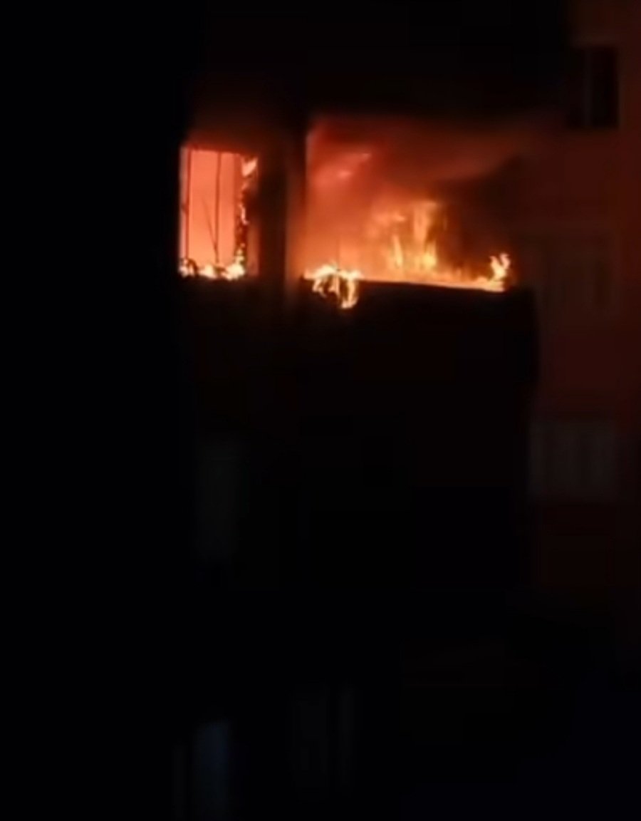 Gece yarısı apartmanda yangın: 3 kişi öldü