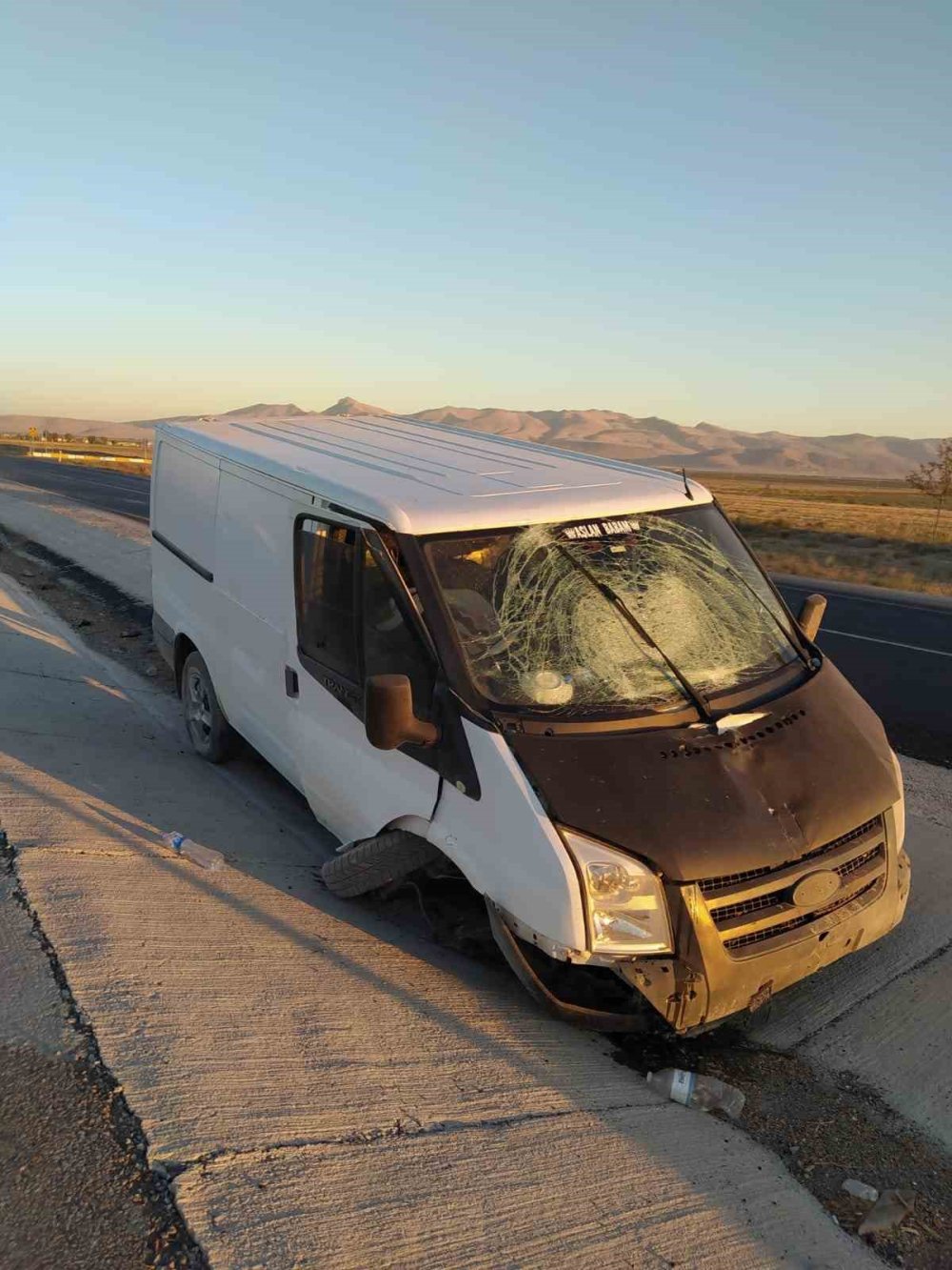 Konya'da kamyonet refüje çarptı: 2 yaralı