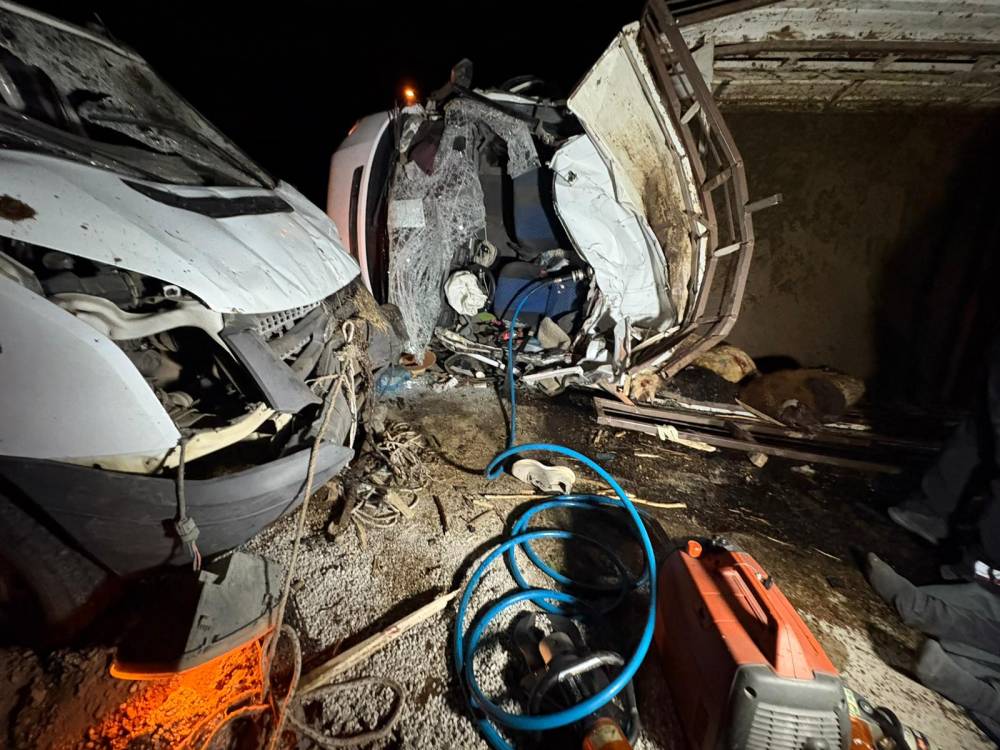 İki tırın çarpıştığı feci kazada 2 kişi öldü, 1 kişi yaralandı