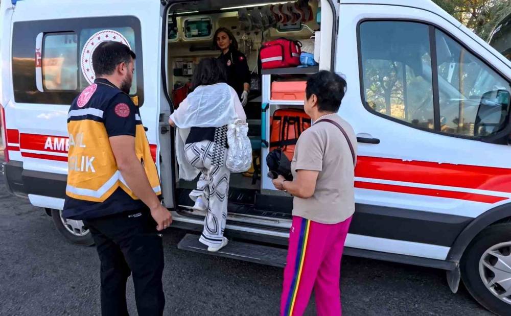 Konya'daki geziden dönen turistleri taşıyan midibüse tır çarptı: 5 turist yaralı