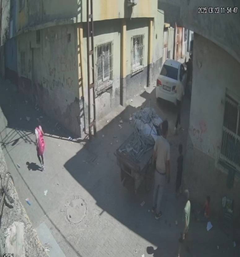 Otomobilin altında kalıp öldü... Taziye için oraya gelmişler