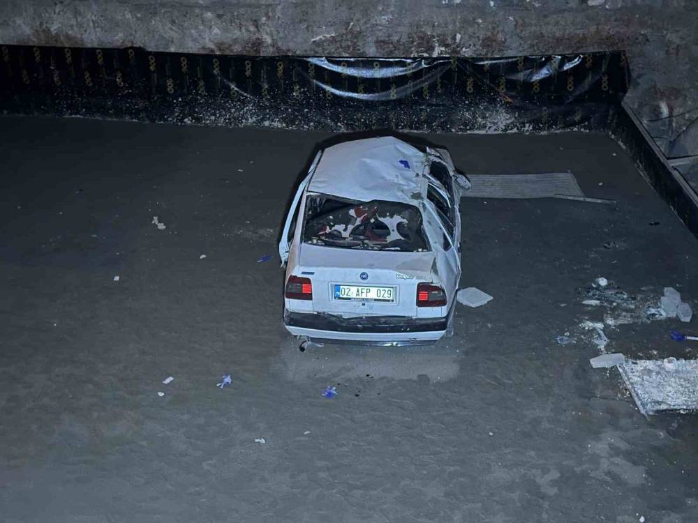 Otomobil inşaat temeline düştü: 1’i ağır 4 yaralı