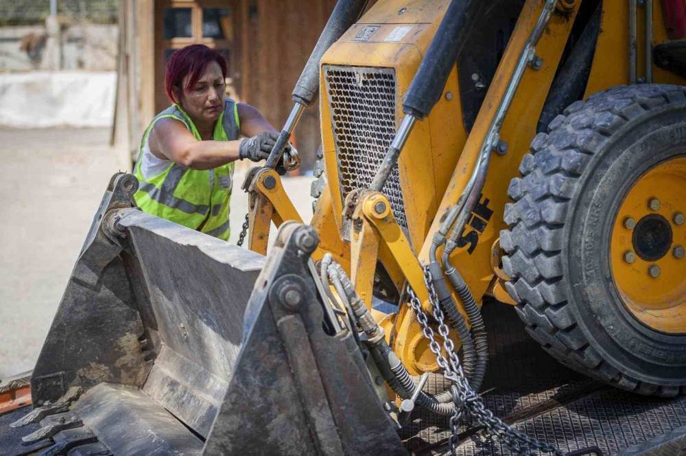Kadın çekici operatörü tabuları yıktı