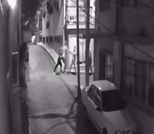 Boğazından bıçak darbesi alan adam hayatını kaybetti