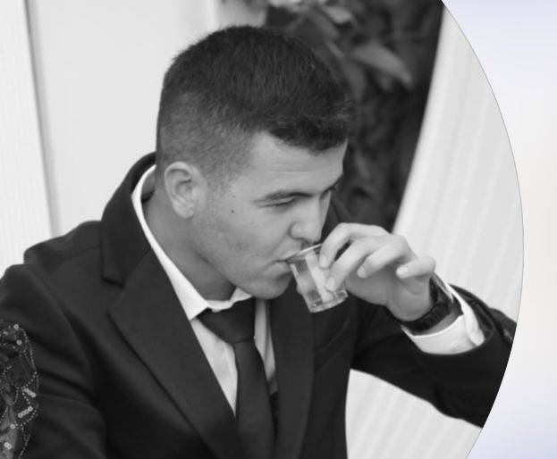 Elektrik çarptı, hastaneye götürülürken trafik kazasında öldü