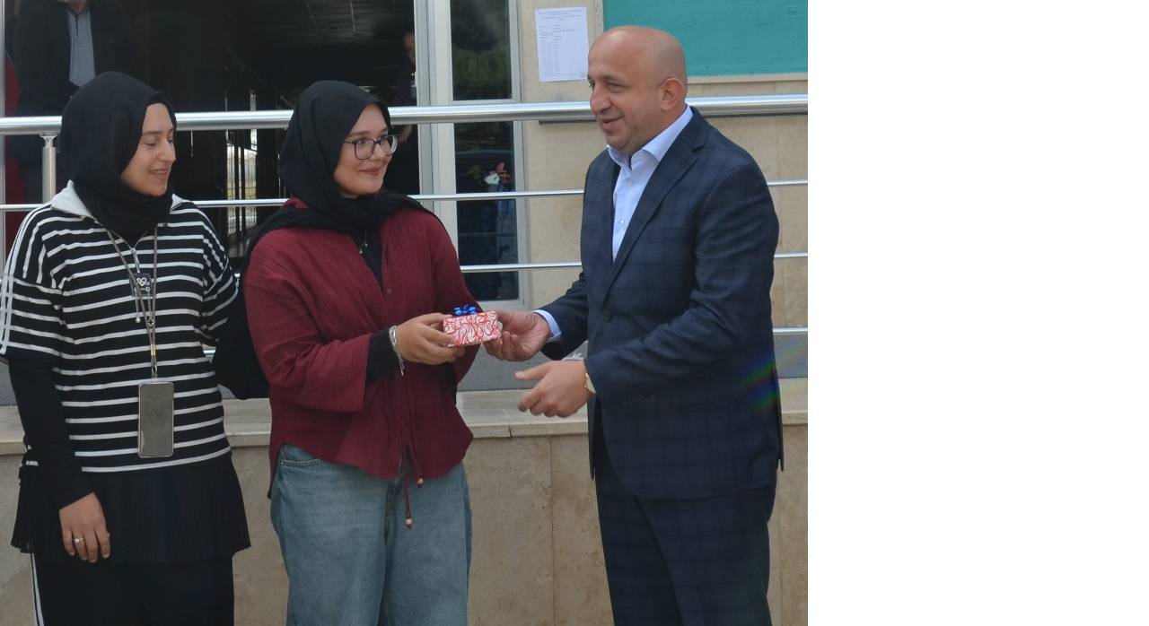celalettin-hakan-makirci-lgs-okul-ucuncusu-gulten-ayana-akilli-saat-hediye-ederken-foto.jpg