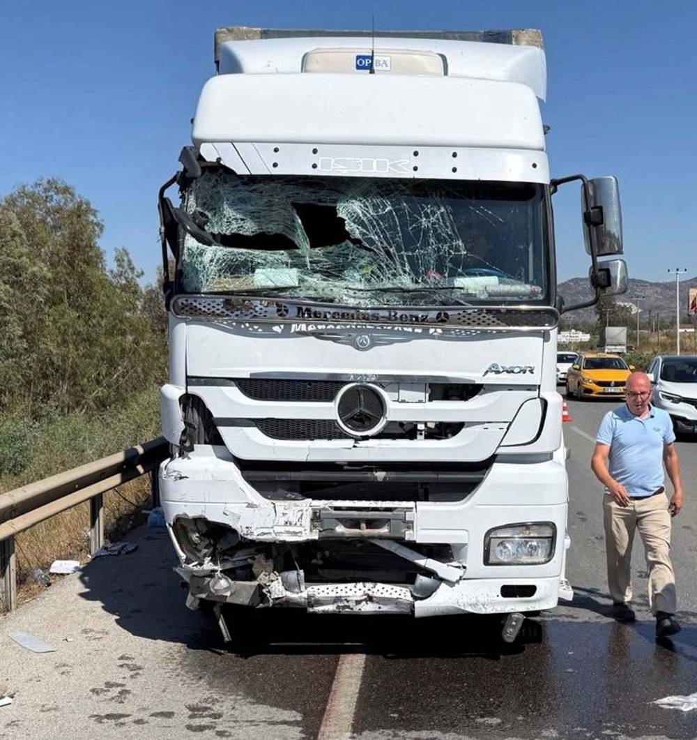 Milas'ta minibüs ile çekici çarpıştı; 1 ölü, 10 yaralı