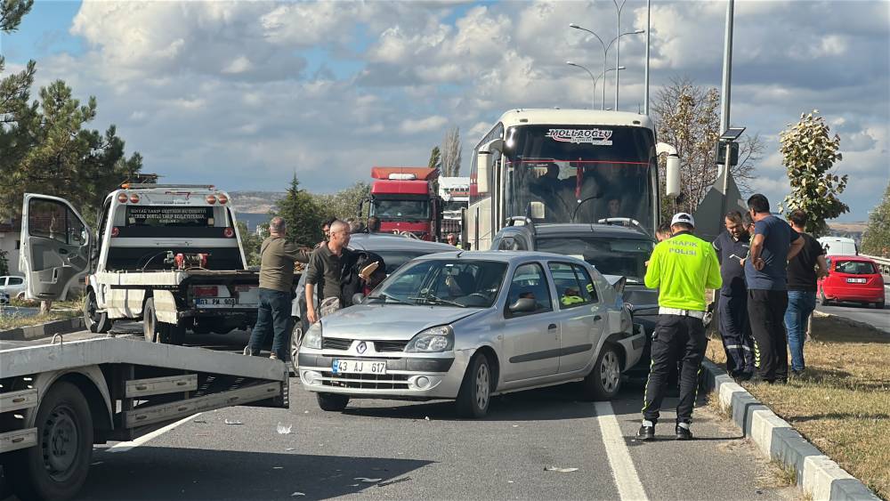 Otobüs, kırmızı ışıkta bekleyen 7 araca çarptı