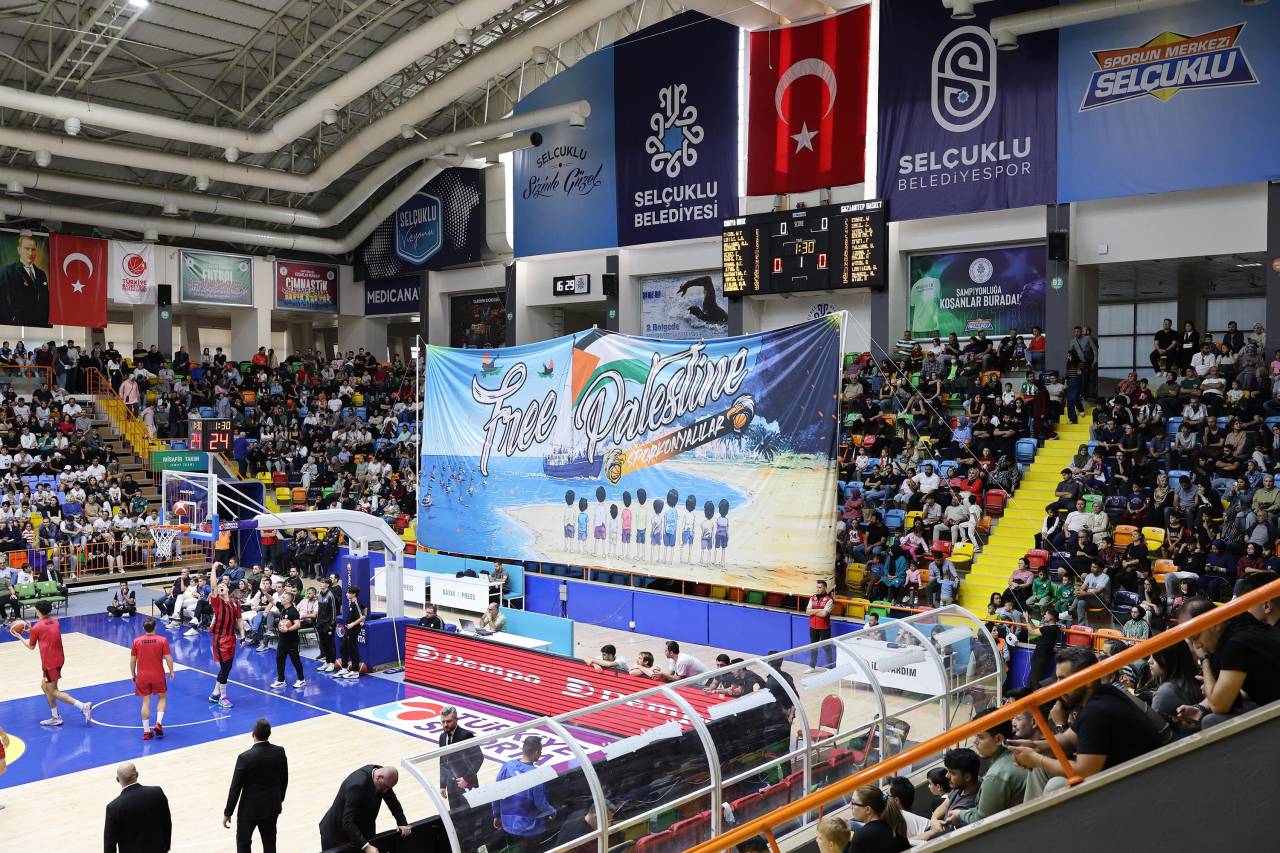 buyuksehir-belediyespor-gaziantep-basketbol-macinda-gazzeye-destek-pankarti-acildi-1.jpg