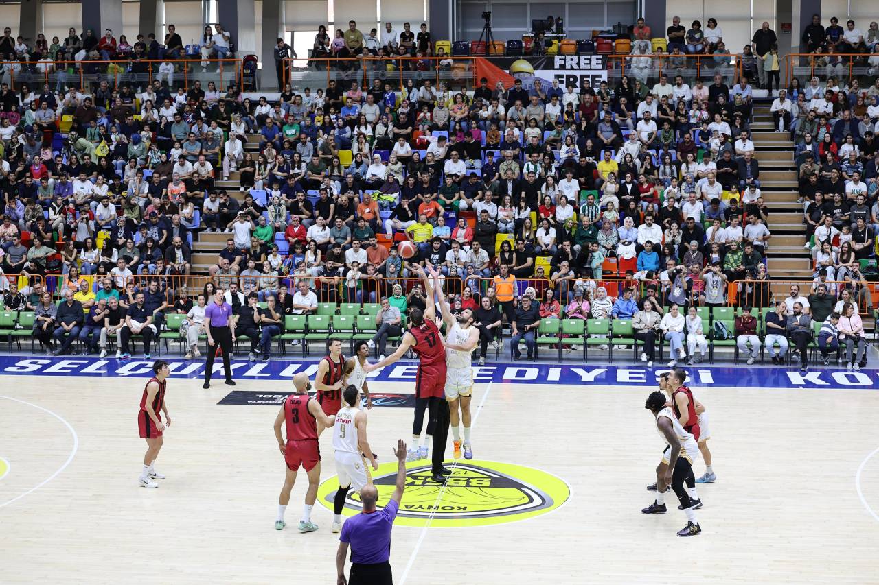 buyuksehir-belediyespor-gaziantep-basketbol-macinda-gazzeye-destek-pankarti-acildi-2.jpg