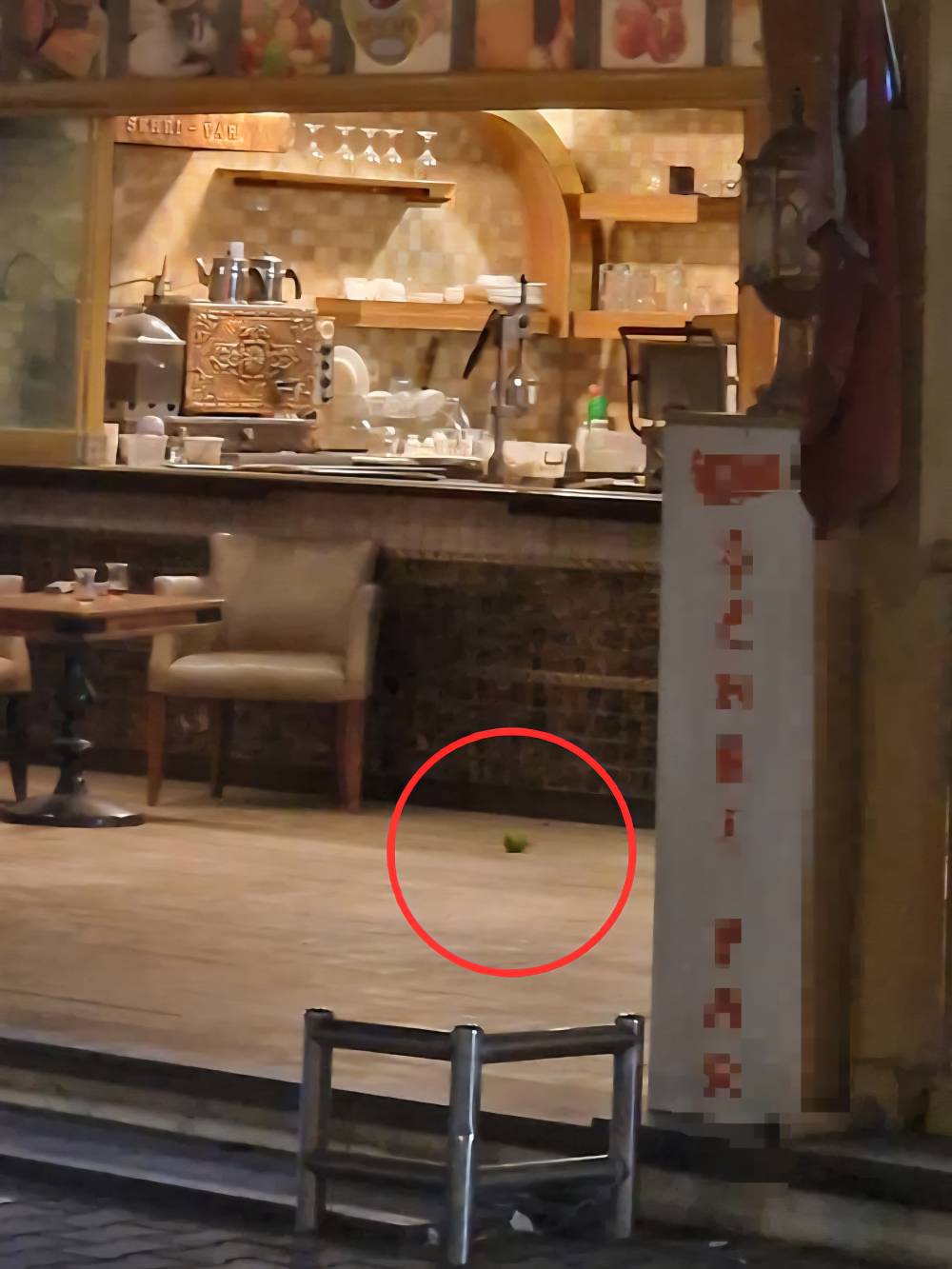 Pastaneye el bombası attı