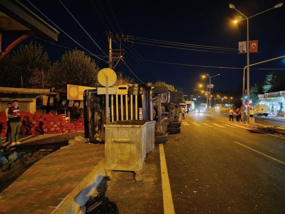 Arızalanan tırdan aşağı indi, hayatını kaybetti