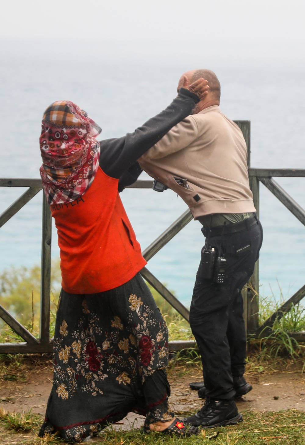 Falezlerden kurtarıldı, gazetecilere saldırdı