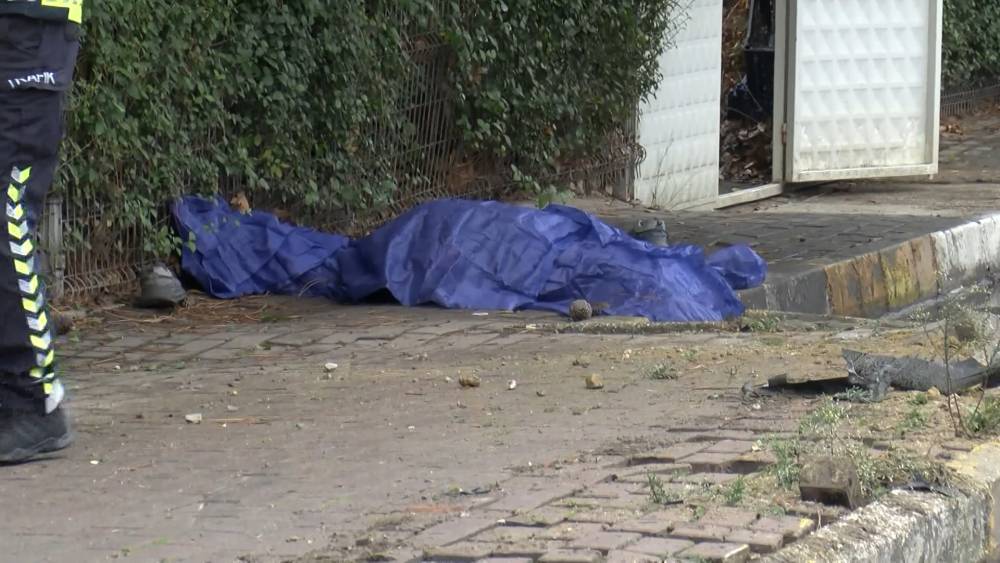 Kaldırımda yürüyen yayaya otomobil çarptı; 1 ölü 2 yaralı