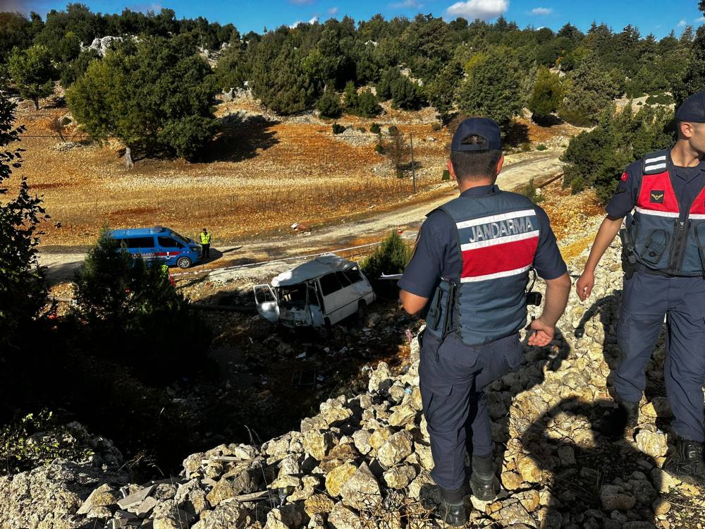 Tarım işçilerini taşıyan minibüs şarampole yuvarlandı: 4 ölü, 14 yaralı